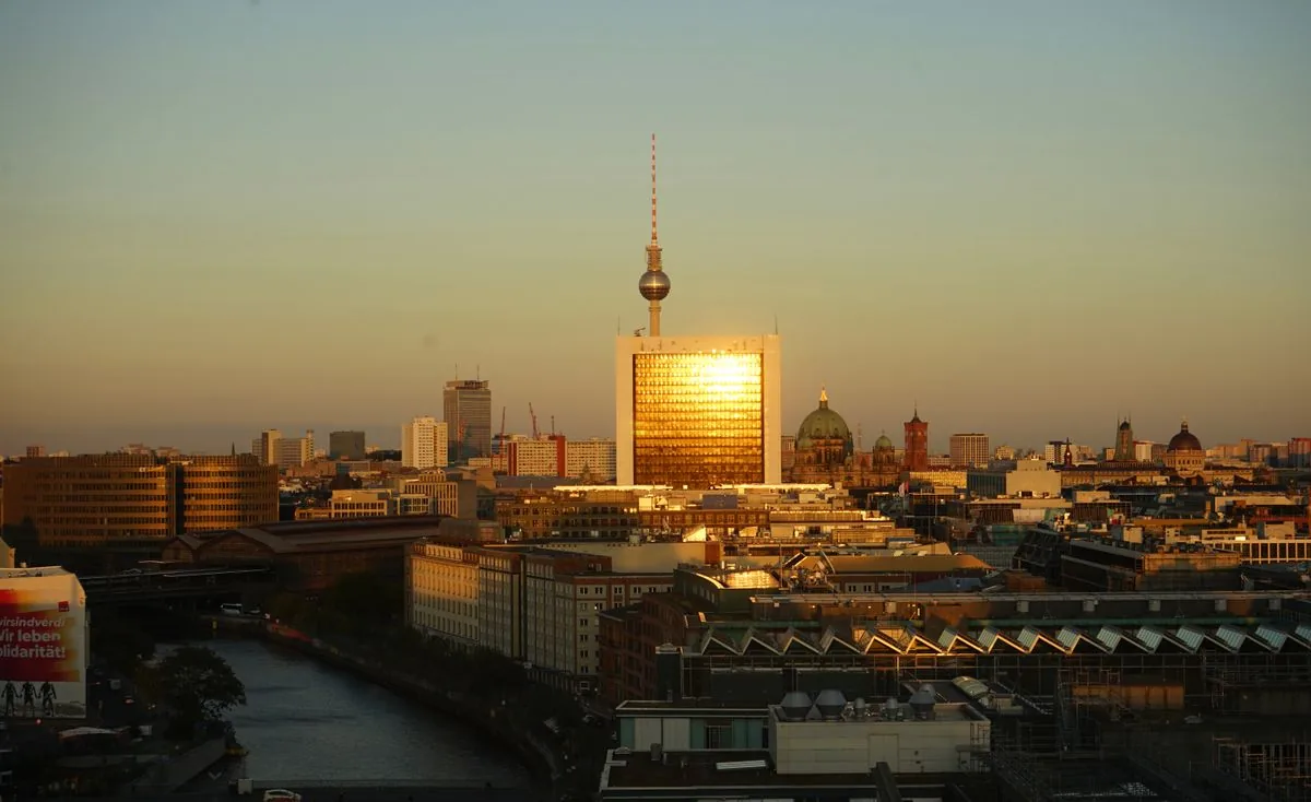 Berlin-Skyline mit Fernsehturm und Berliner Dom