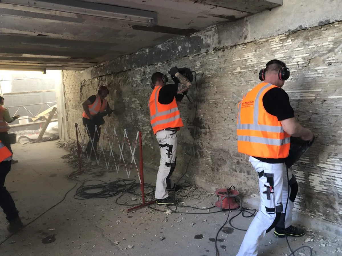 Team von ADM-Bauwerk bei Abdichtungsarbeiten in einem Keller in Berlin