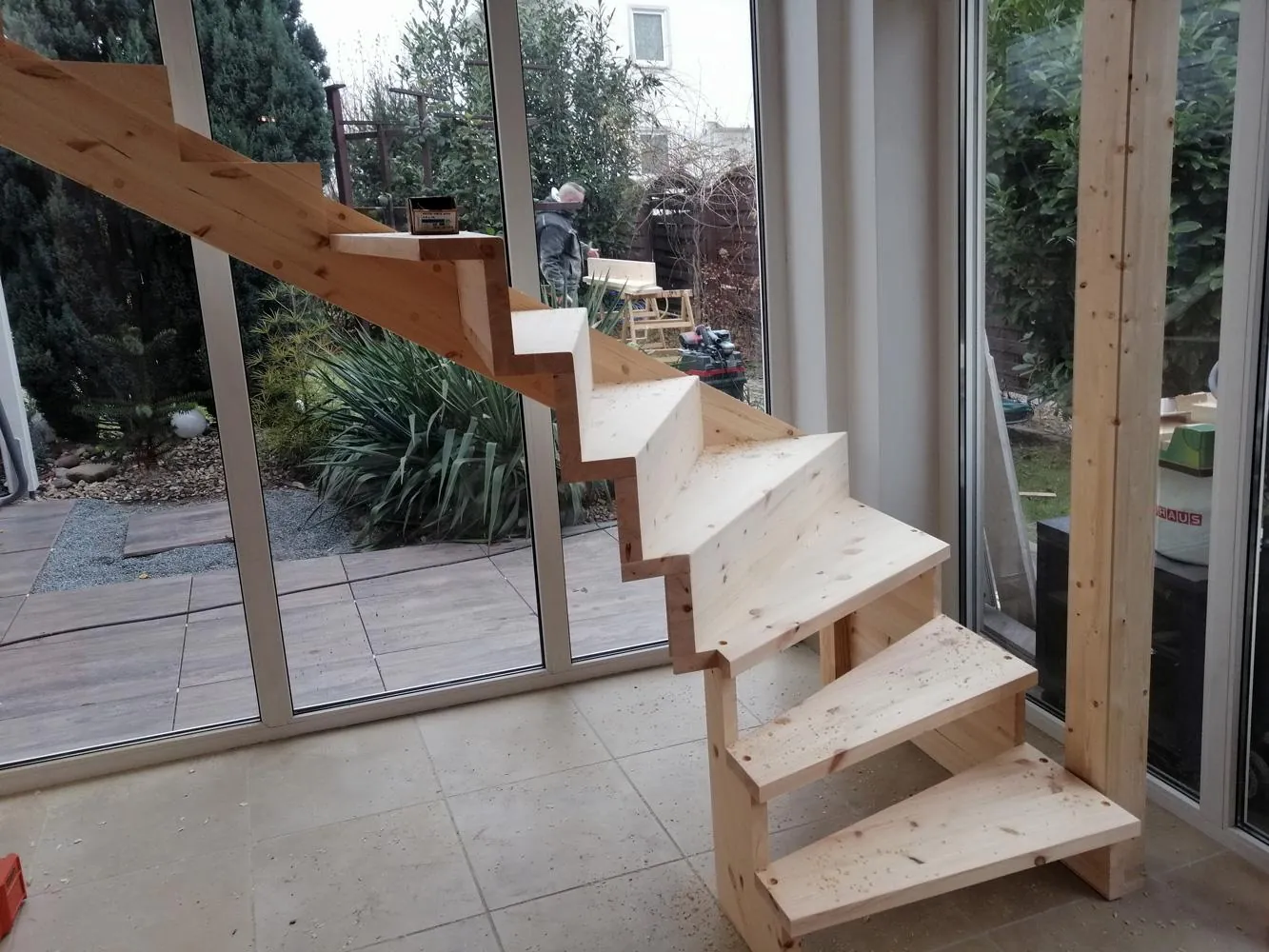 Massivholztreppe vor bodentiefer Verglasung, gebaut von der Zimmerei Leuteritz