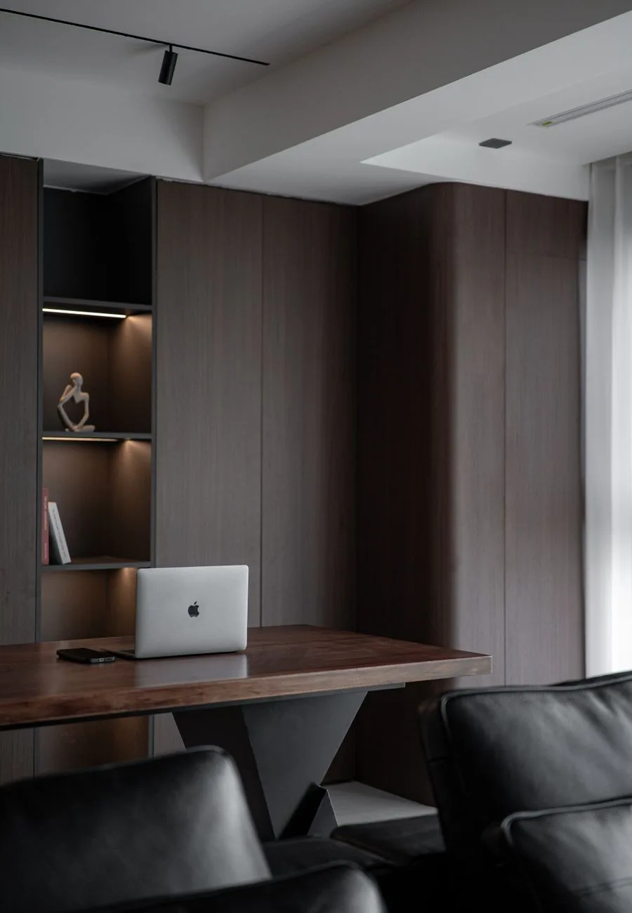 Modernes Büro mit Schreibtisch und MacBook